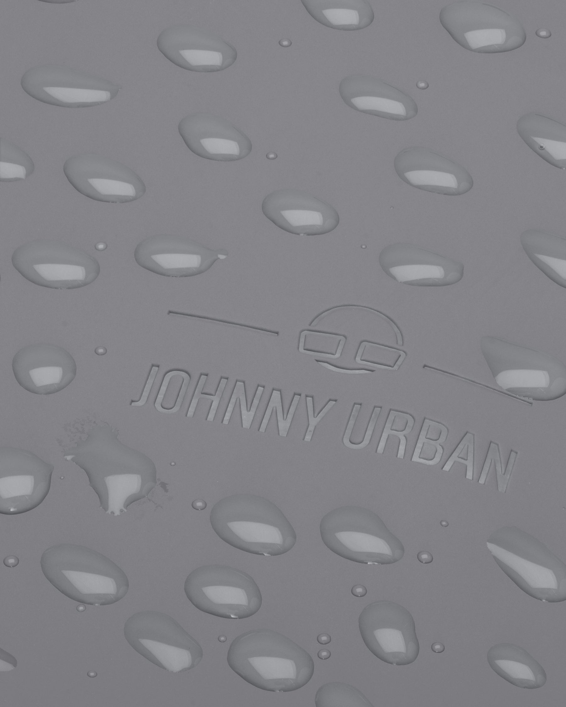Wasserabweisendes Material mit geprägtem Johnny Urban Logo und Wassertropfen darauf
