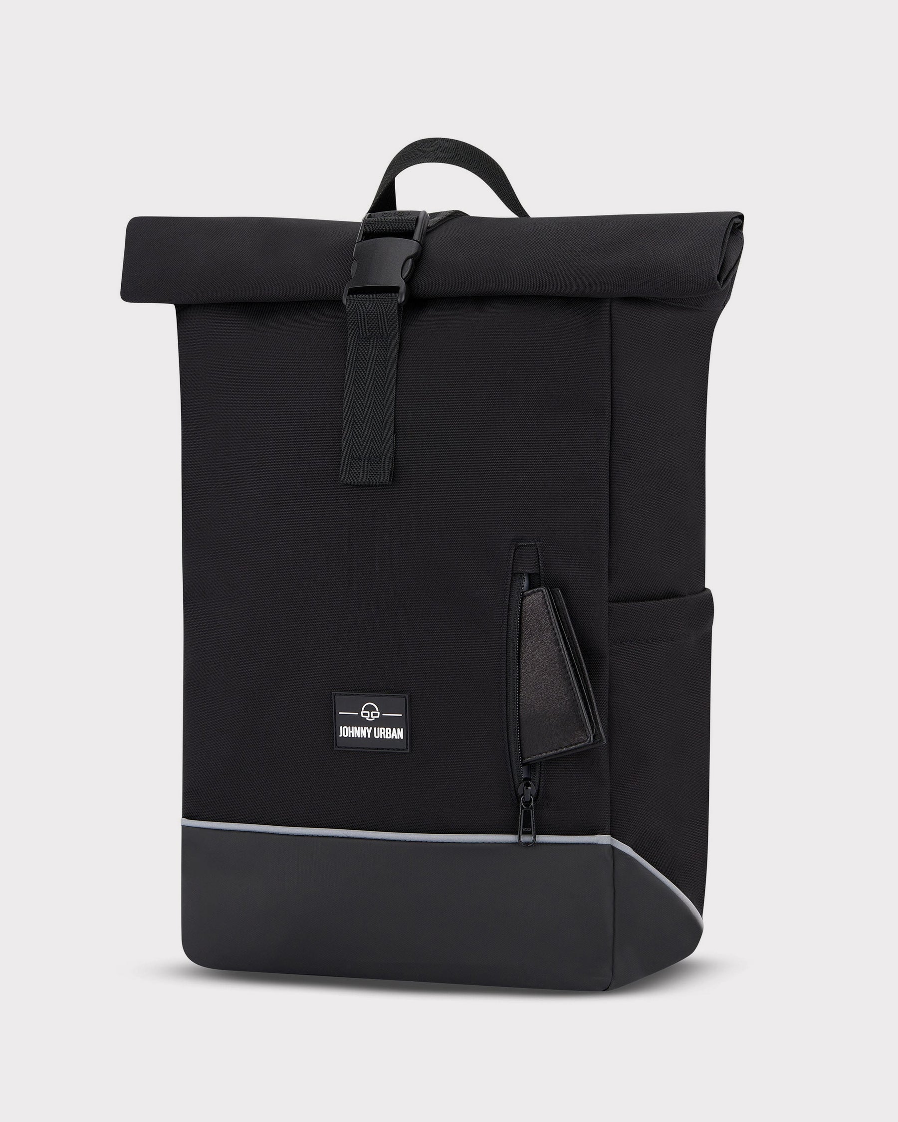 Schwarzer Rolltop Fahrradrucksack 'Robin Medium' von Johnny Urban mit reflektierendem Streifen