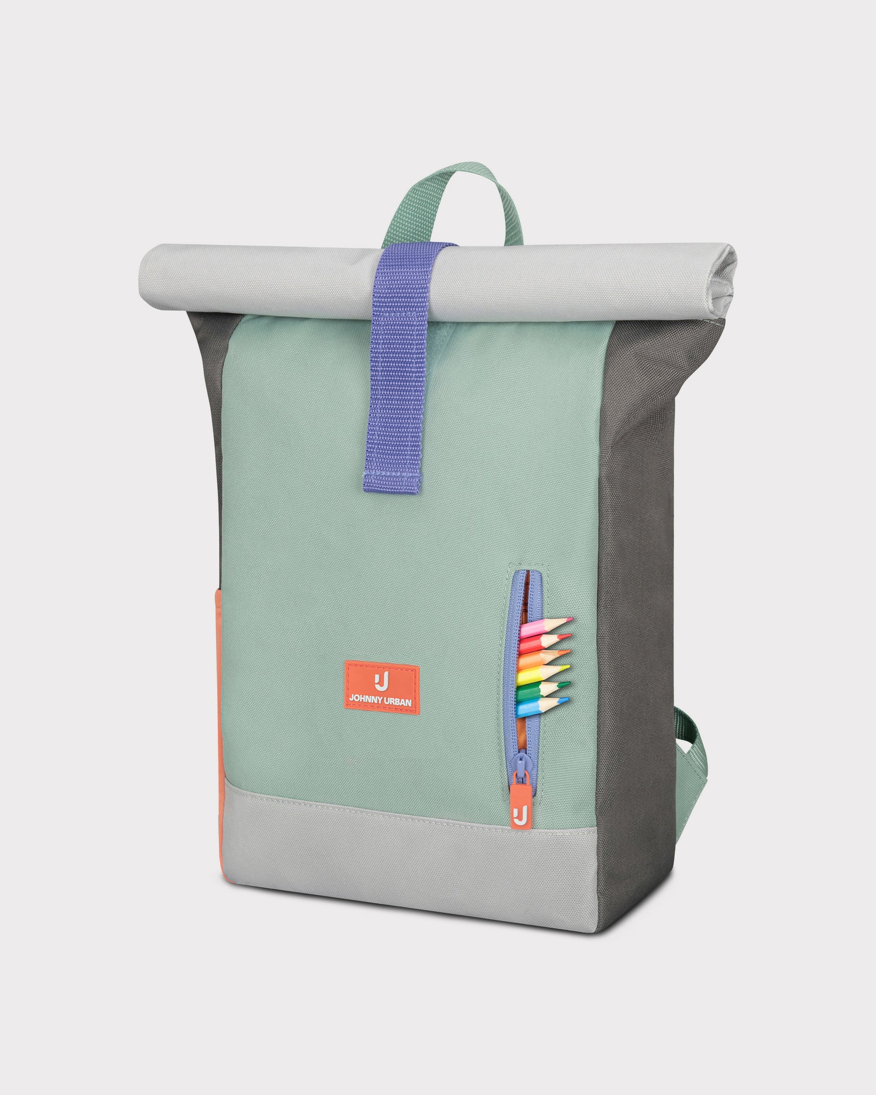 Rolltop Kinderrucksack 'Aaron' von Johnny Urban in Grün und Grau mit seitlichem Reißverschlussfach und bunten Buntstiften