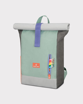 Rolltop Kinderrucksack 'Aaron' von Johnny Urban in Grün und Grau mit seitlichem Reißverschlussfach und bunten Buntstiften