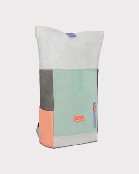Johnny Urban Rolltop Kinderrucksack 'Aaron' in Mintgrün, Hellgrau, Dunkelgrau und Orange mit einem rechteckigen Logo und kleinem Reißverschlussfach