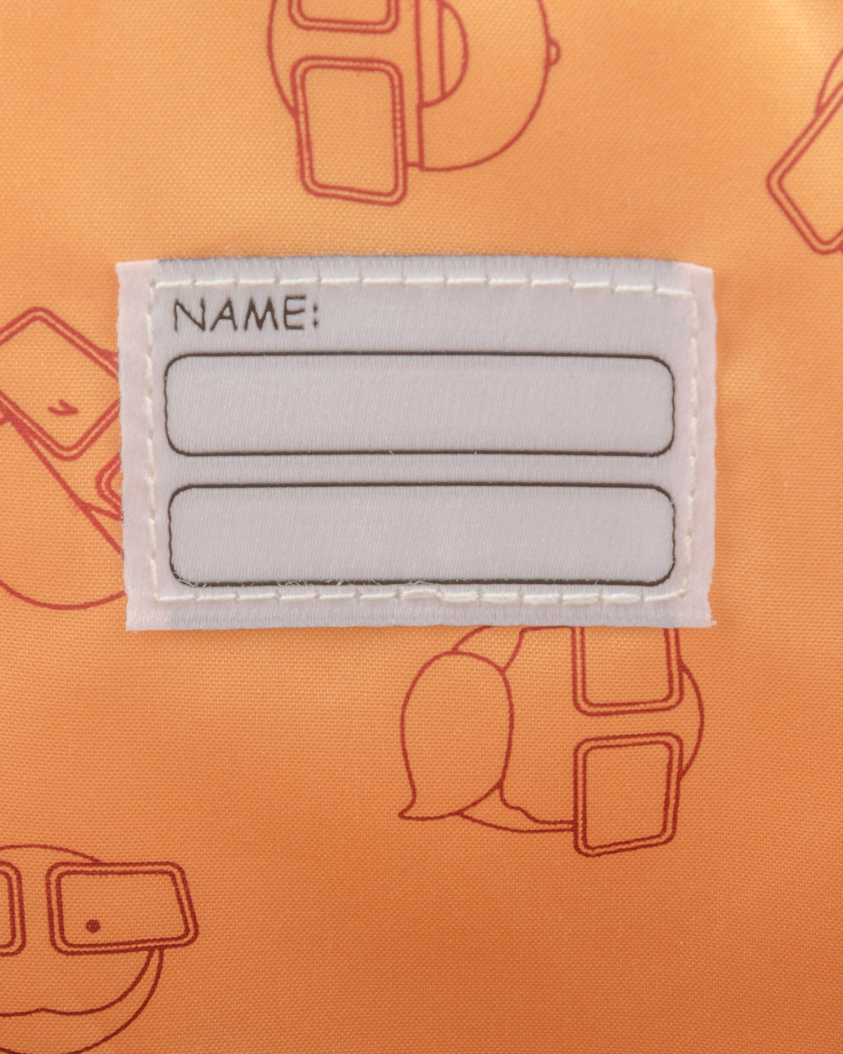 Namensschild mit zwei leeren Zeilen auf orangefarbenem Rolltop-Kinderrucksack 'Aaron' mit Muster aus Brillen