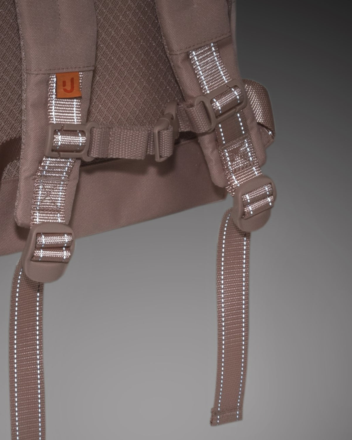 Nahaufnahme der reflektierenden Gurte des Rolltop Kinderrucksacks 'Aaron' in Rosa mit verstellbaren Schnallen