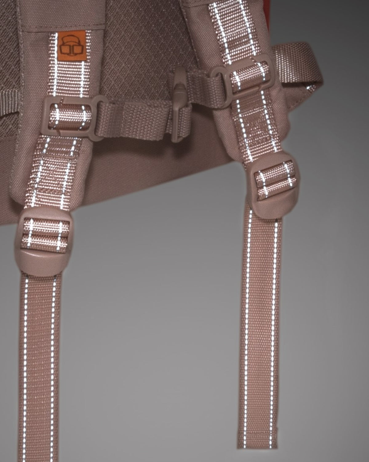 Nahaufnahme der verstellbaren Träger mit reflektierenden Linien und Sicherheitsgurt des Rolltop Kinderrucksacks 'Aaron'