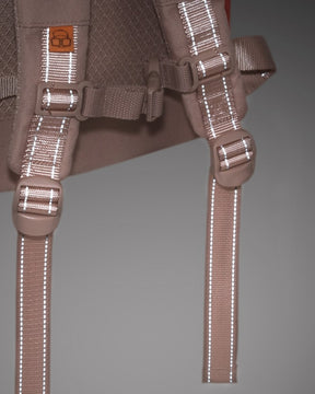 Nahaufnahme der verstellbaren Träger mit reflektierenden Linien und Sicherheitsgurt des Rolltop Kinderrucksacks 'Aaron'