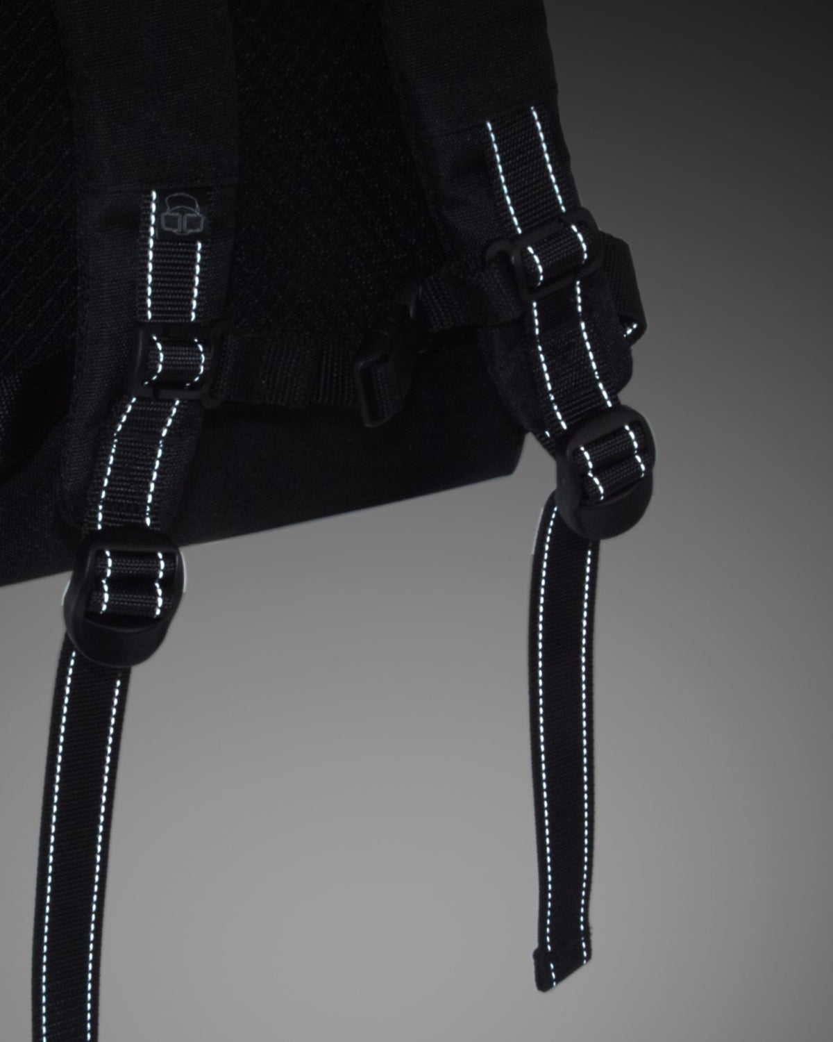 Schwarze, reflektierende Träger des Rolltop Kinderrucksacks 'Aaron' von Johnny Urban