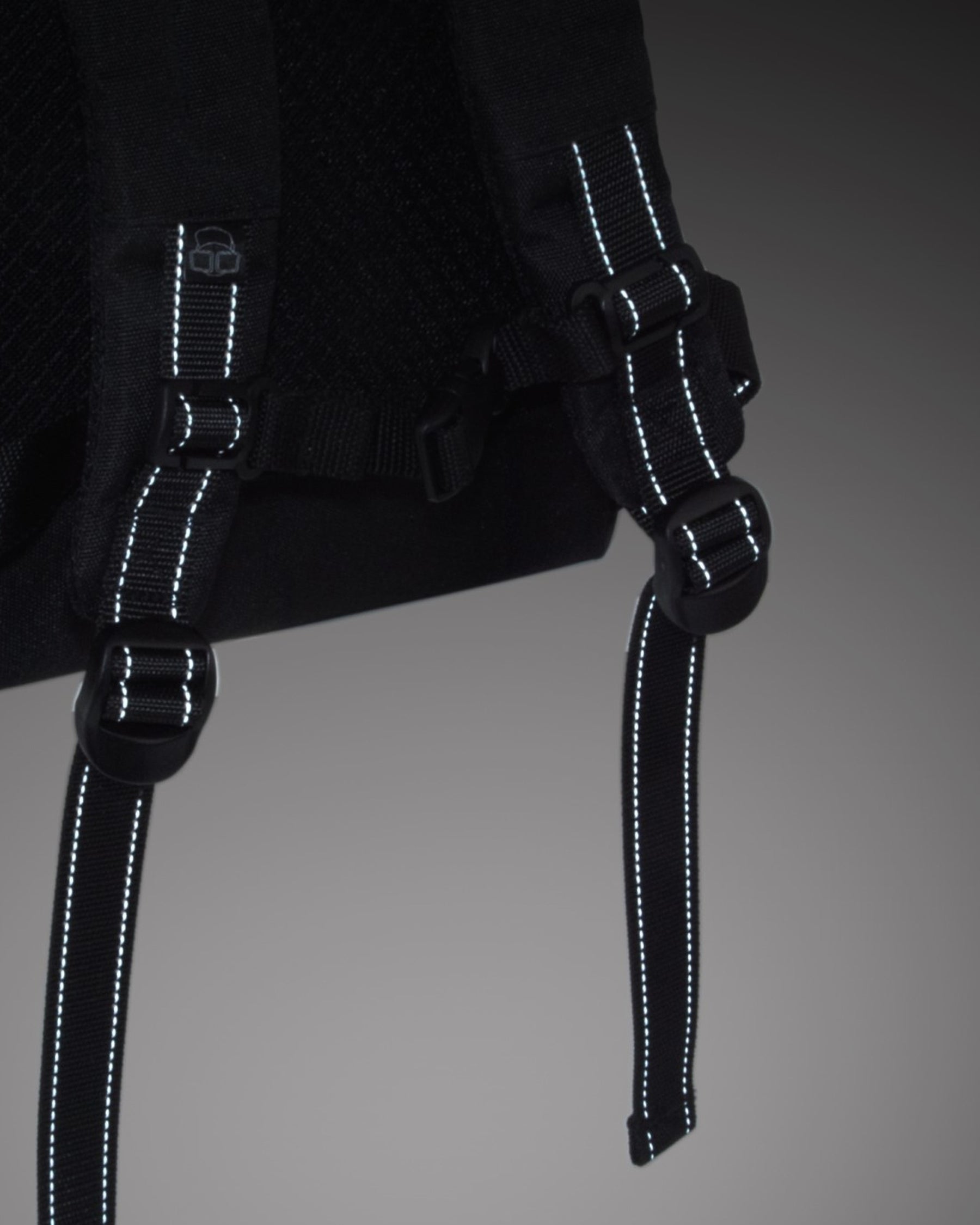 Schwarze, reflektierende Träger des Rolltop Kinderrucksacks 'Aaron' von Johnny Urban