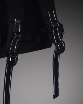 Schwarze, reflektierende Träger des Rolltop Kinderrucksacks 'Aaron' von Johnny Urban