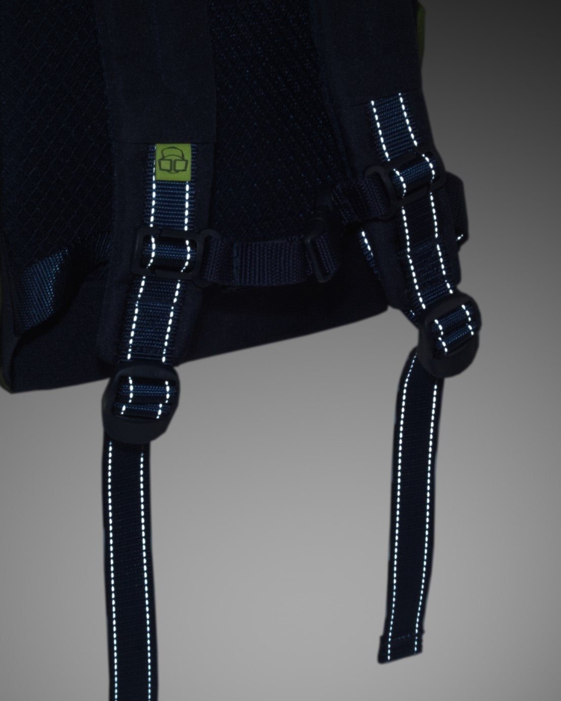 Reflektierende blaue Rucksackgurte des Rolltop Kinderrucksacks 'Aaron' mit Sicherheitsstreifen