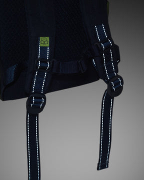 Reflektierende blaue Rucksackgurte des Rolltop Kinderrucksacks 'Aaron' mit Sicherheitsstreifen