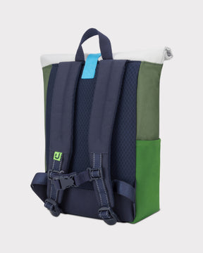 Rolltop Kinderrucksack Aaron in Blau und Grün mit ergonomischen gepolsterten Trägern und Brustgurt