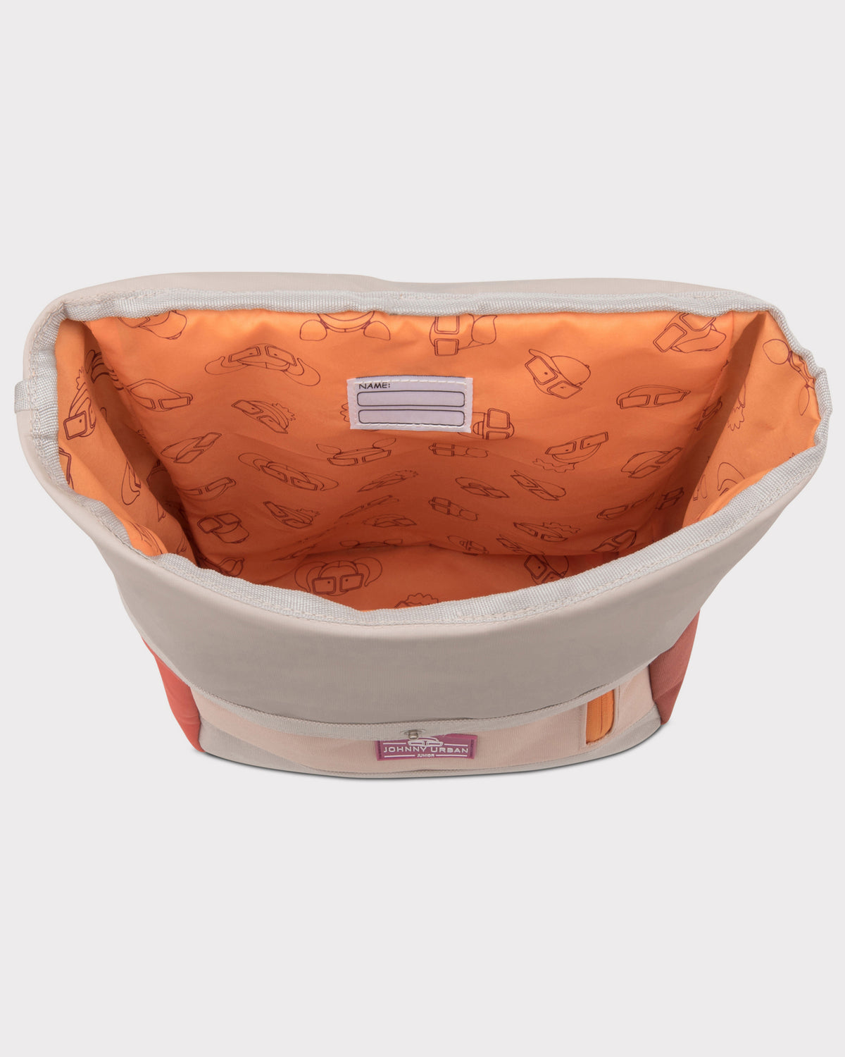 Innenansicht des rosa-bunten Rolltop Kinderrucksacks „Aaron“ mit orangefarbenem Innenfutter, gefüllt mit roten Plüschtier, zwei Büchern und Trinkflasche