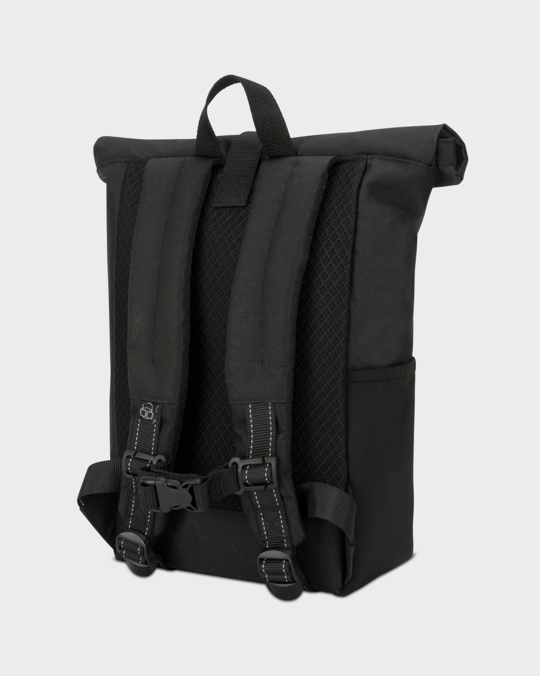 Schwarzer Rolltop-Kinderrucksack 'Aaron' mit gepolsterten, verstellbaren Schultergurten und Trageschlaufe
