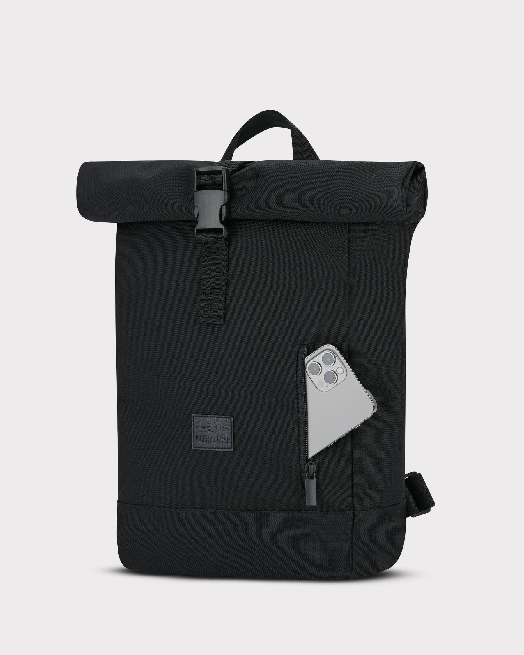 Schwarzer Rolltop Rucksack 'Robin Small' von Johnny Urban mit seitlichem Reißverschlussfach und grauem Smartphone