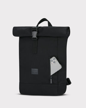 Schwarzer Rolltop Rucksack 'Robin Small' von Johnny Urban mit seitlichem Reißverschlussfach und grauem Smartphone