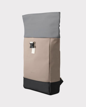 Rolltop Rucksack Harvey Medium von Johnny Urban in Beige-Grau mit schwarzem Boden und Schnallenverschluss