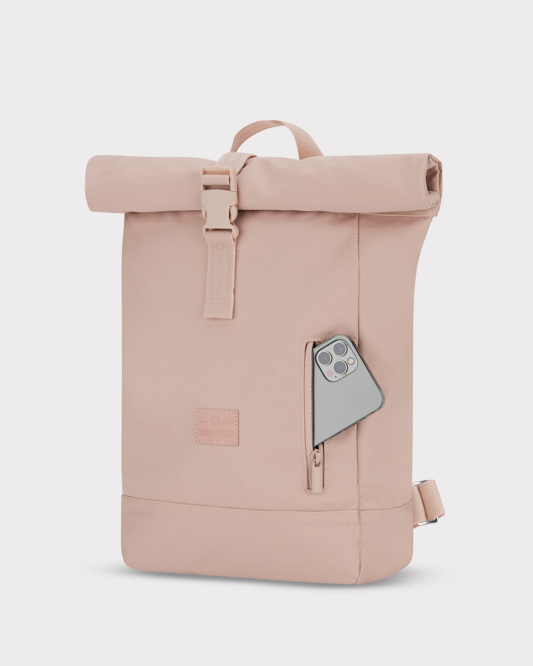 Rolltop Rucksack Robin Small in rosa mit sichtbarer seitlicher Reißverschlusstasche und grauem Smartphone
