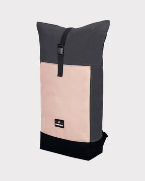 Rolltop Rucksack 'Ryan' von Johnny Urban, rosa Vorderseite, dunkles Oberteil und Boden, rechteckige Form