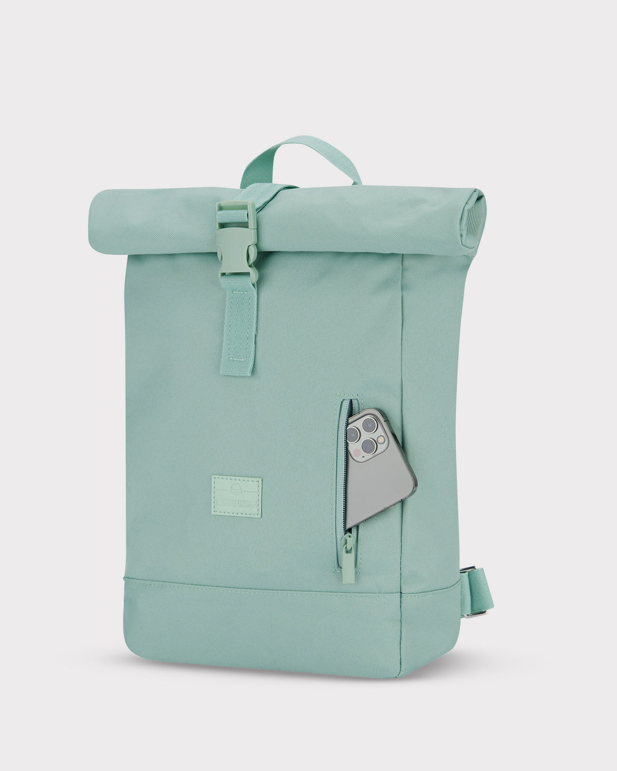 Mintfarbener Rolltop Rucksack 'Robin Small' von Johnny Urban mit Fronttasche und Reißverschluss, Smartphone sichtbar