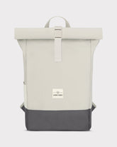 Beiger und grauer Rolltop-Rucksack "Ryan" von Johnny Urban mit Frontverschluss und Logoaufnäher