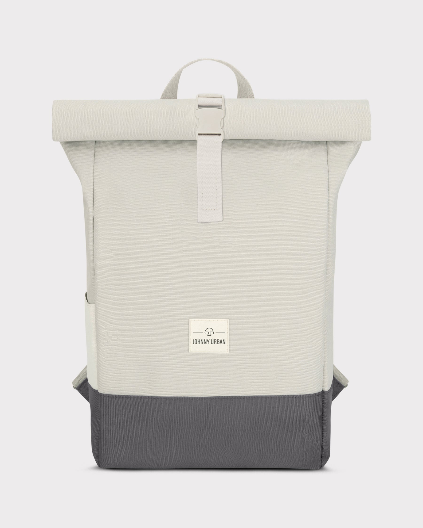 Beiger und grauer Rolltop-Rucksack "Ryan" von Johnny Urban mit Frontverschluss und Logoaufnäher