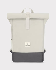 Beiger und grauer Rolltop-Rucksack "Ryan" von Johnny Urban mit Frontverschluss und Logoaufnäher