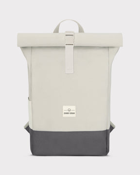 Beiger und grauer Rolltop-Rucksack "Ryan" von Johnny Urban mit Frontverschluss und Logoaufnäher