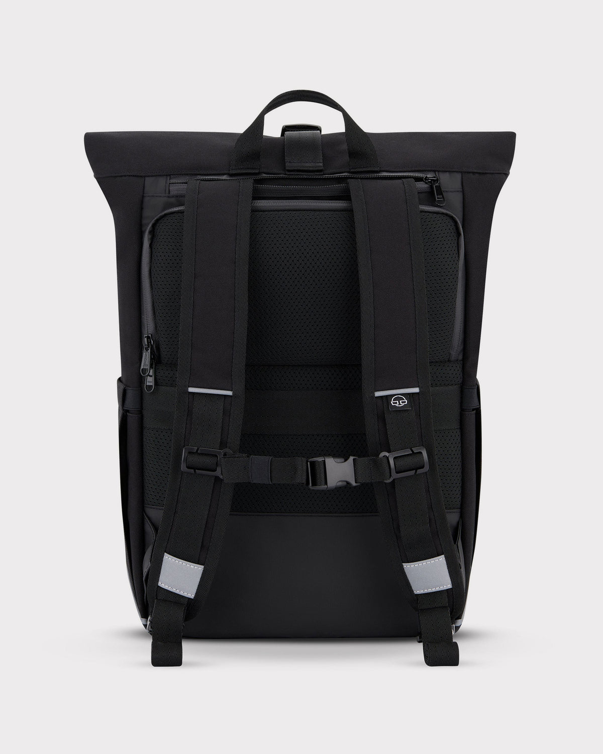 Schwarzer Rolltop-Rucksack 'Robin Medium' von Johnny Urban mit verstellbaren Schulterriemen, Brustgurt und reflektierenden Details, Rückansicht