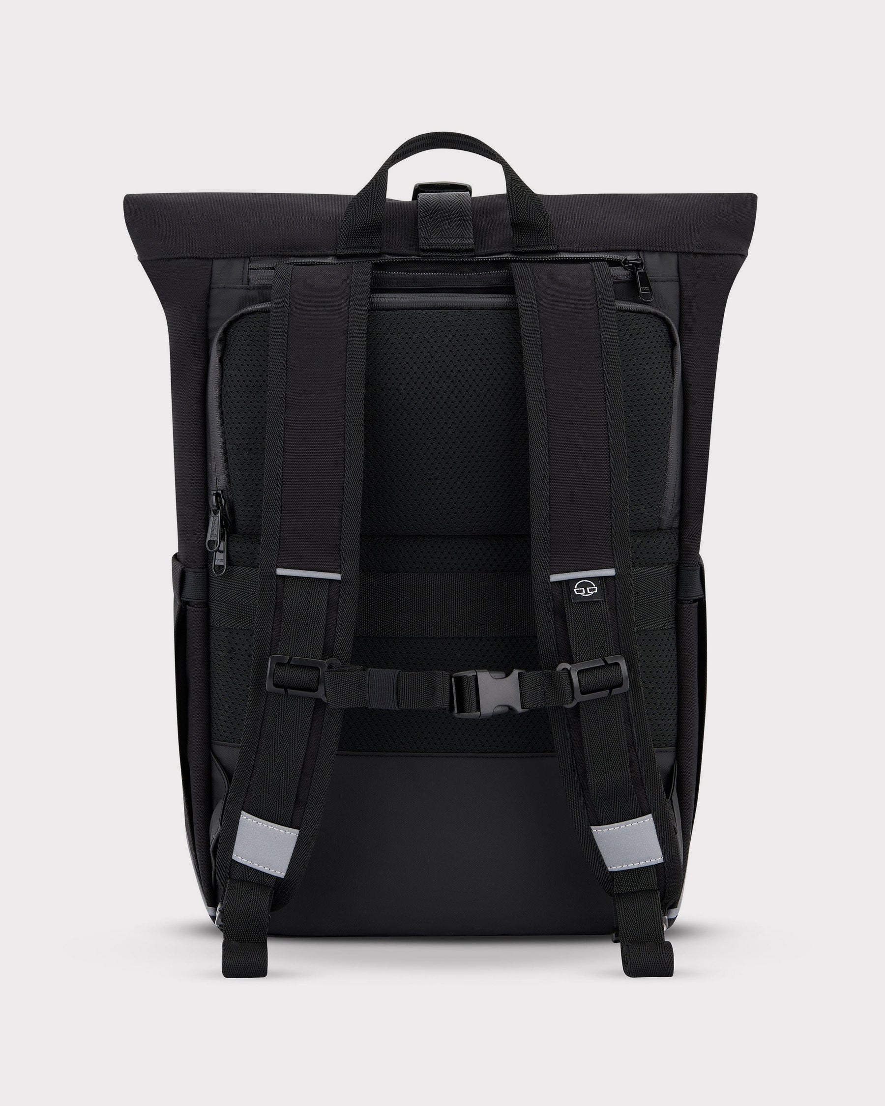 Schwarzer Rolltop-Rucksack 'Robin Medium' von Johnny Urban mit verstellbaren Schulterriemen, Brustgurt und reflektierenden Details, Rückansicht