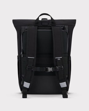 Schwarzer Rolltop-Rucksack 'Robin Medium' von Johnny Urban mit verstellbaren Schulterriemen, Brustgurt und reflektierenden Details, Rückansicht