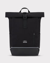 Schwarzer Rolltop-Rucksack 'Robin Medium' von Johnny Urban mit Frontreißverschluss und verstärktem Boden