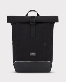 Schwarzer Rolltop-Rucksack 'Robin Medium' von Johnny Urban mit Frontreißverschluss und verstärktem Boden