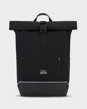 Schwarzer Rolltop-Rucksack 'Robin Medium' von Johnny Urban mit Frontreißverschluss und verstärktem Boden