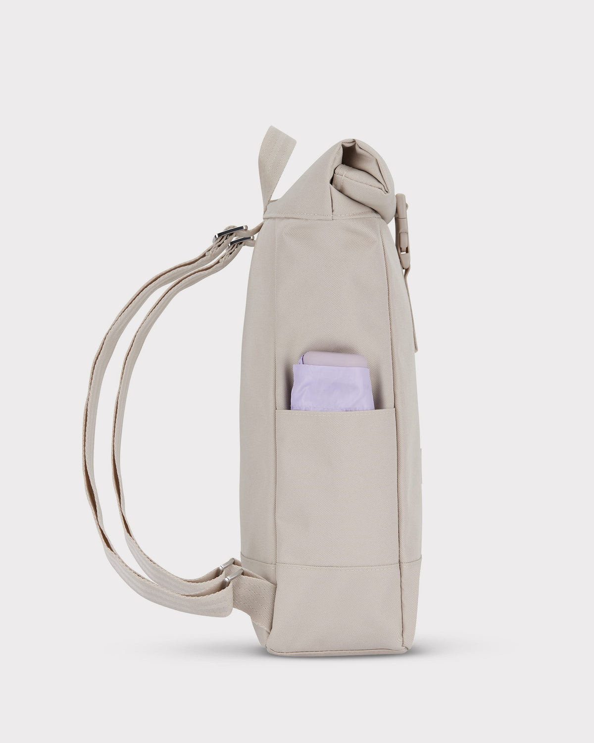 Beiger, kleiner Rolltop-Rucksack 'Robin Small' mit seitlicher Tasche und verstellbaren Schulterriemen
