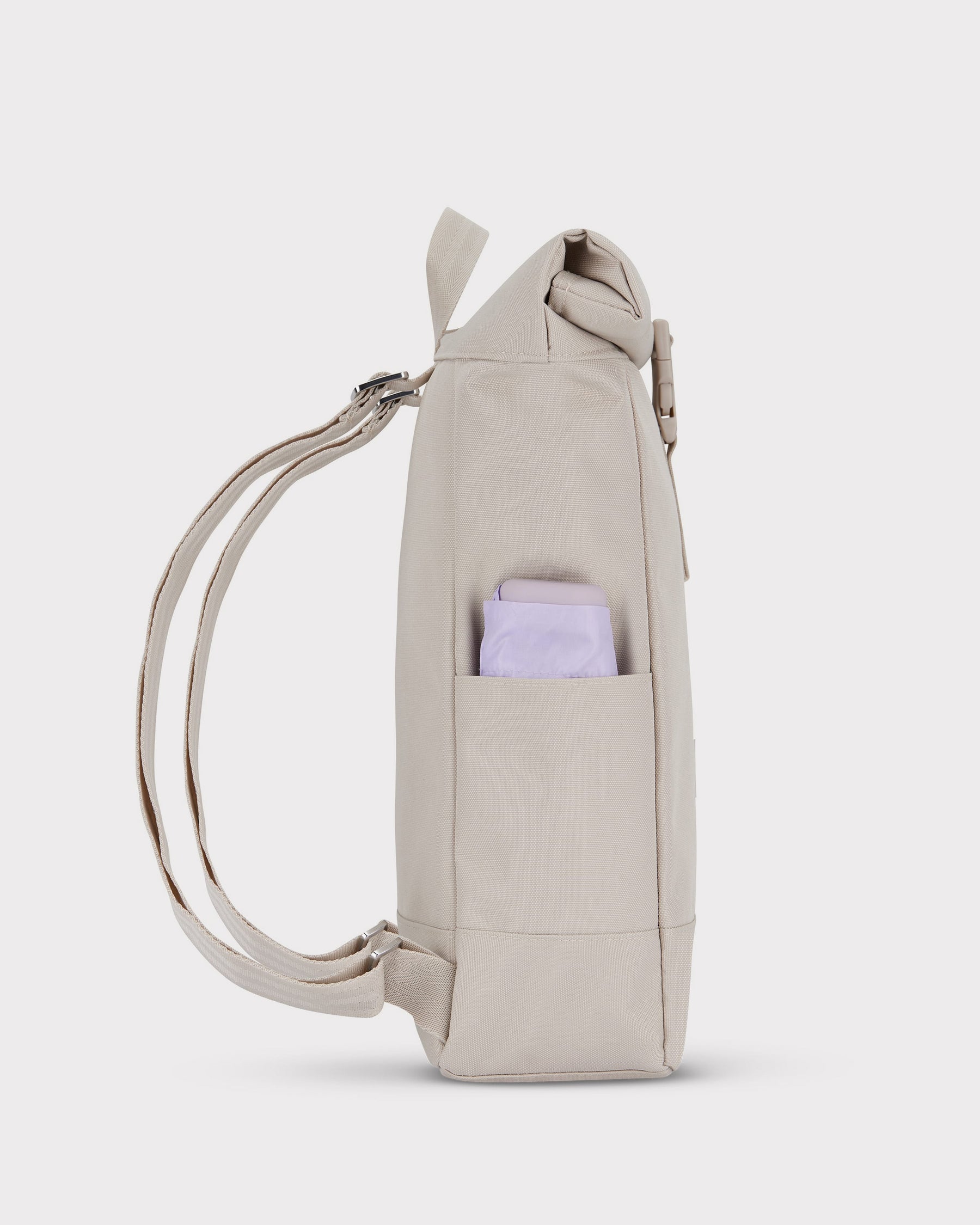 Beiger, kleiner Rolltop-Rucksack 'Robin Small' mit seitlicher Tasche und verstellbaren Schulterriemen