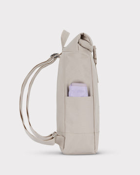 Beiger, kleiner Rolltop-Rucksack 'Robin Small' mit seitlicher Tasche und verstellbaren Schulterriemen