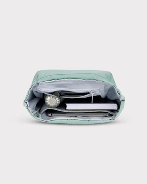 Offener mintgrüner Rolltop Rucksack Robin Small mit Fächern, gefüllt mit Wasserflasche, Notizbuch, Tablet und Geldbörse
