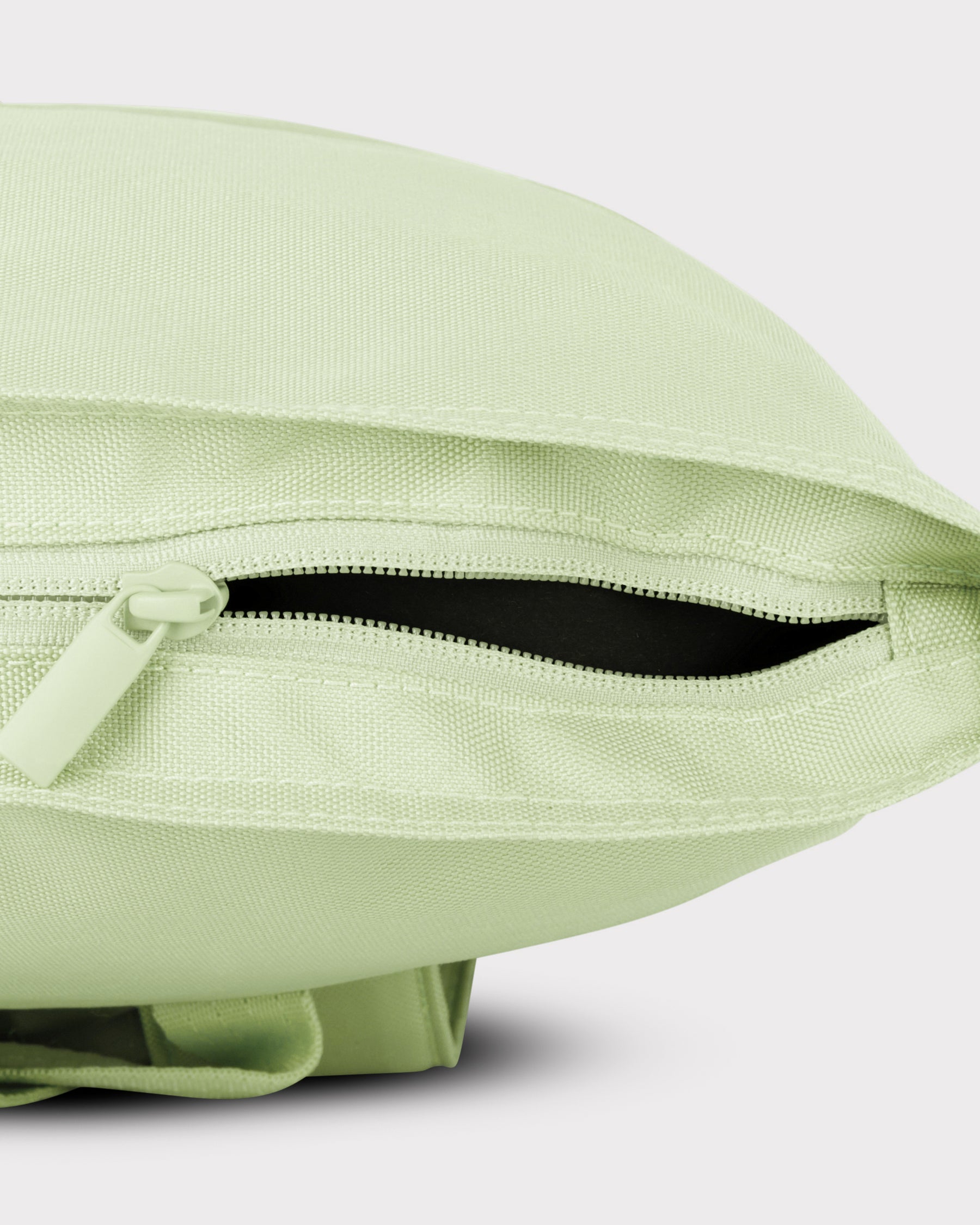 Rolltop Rucksack Robin Medium von Johnny Urban in hellgrün mit Reißverschlusstasche