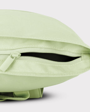 Rolltop Rucksack Robin Medium von Johnny Urban in hellgrün mit Reißverschlusstasche