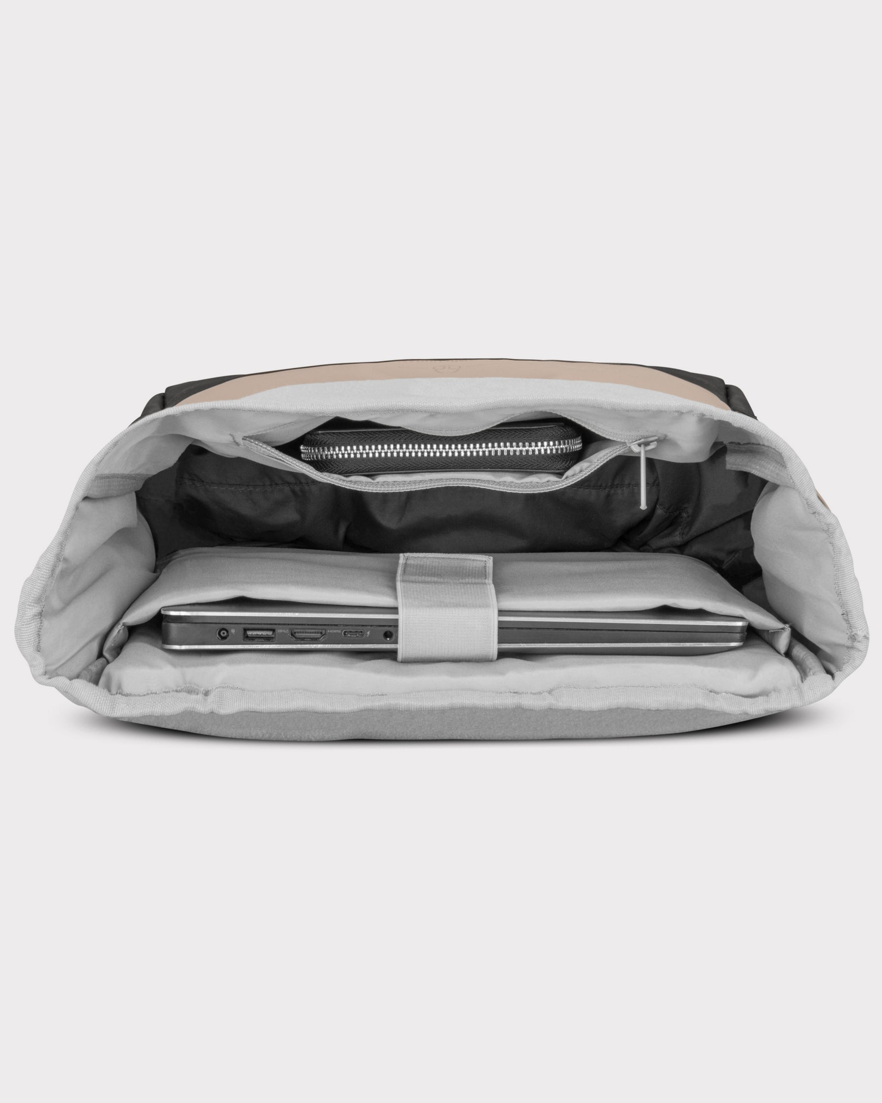 Innenansicht des Rolltop Rucksacks 'Harvey Medium' mit gepolstertem Laptopfach und Reißverschlusstasche