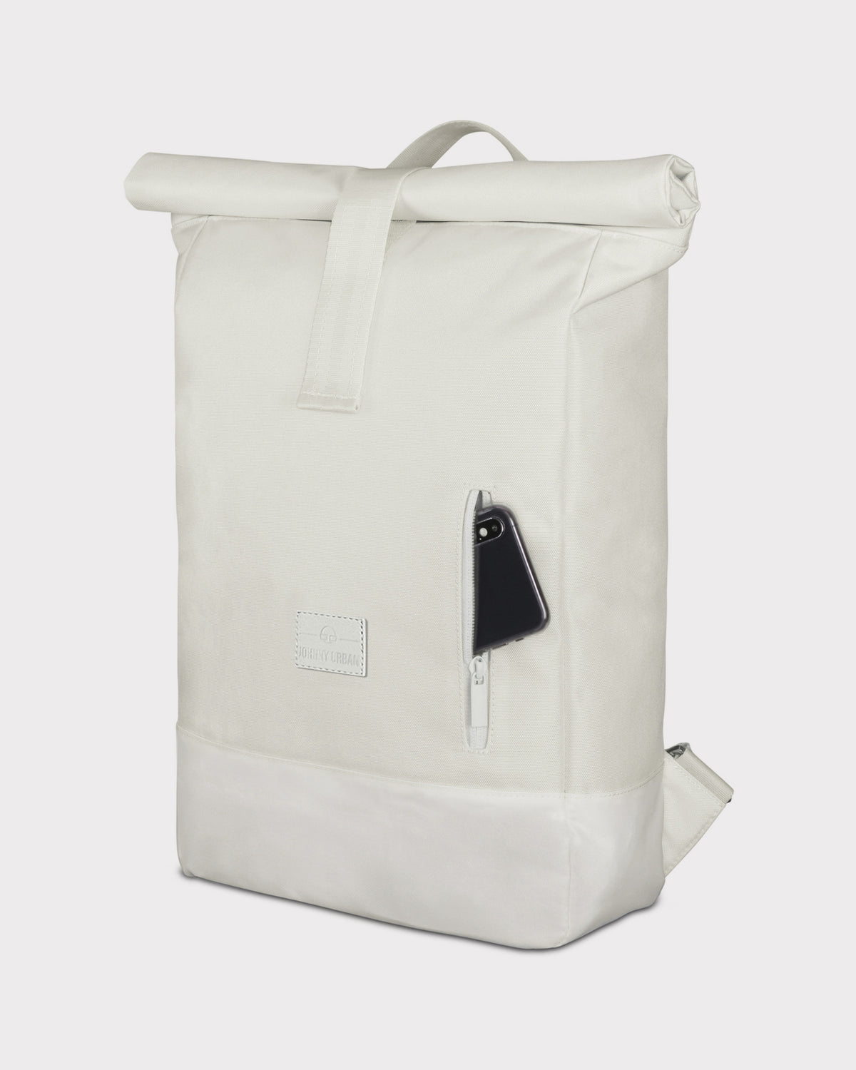 Weißer Rolltop Rucksack 'Robin Medium' von Johnny Urban mit seitlicher Reißverschlusstasche und Smartphone