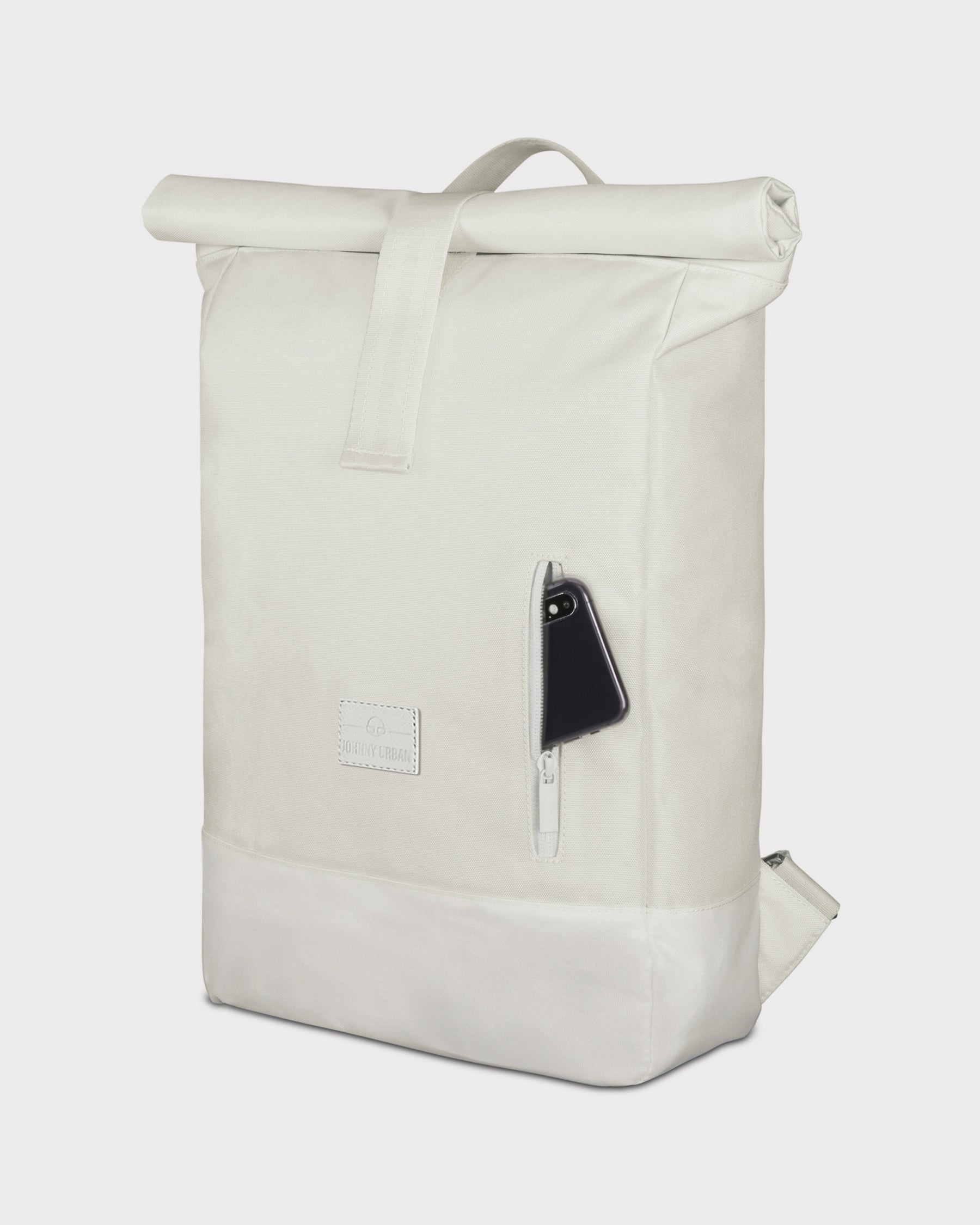 Weißer Rolltop Rucksack 'Robin Medium' von Johnny Urban mit seitlicher Reißverschlusstasche und Smartphone