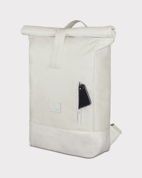 Weißer Rolltop Rucksack 'Robin Medium' von Johnny Urban mit seitlicher Reißverschlusstasche und Smartphone