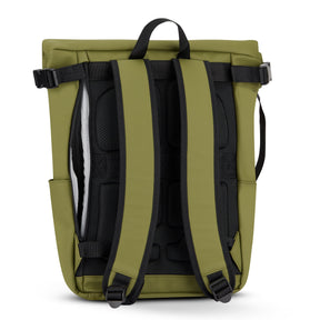 Rückansicht des olivgrünen Johnny Urban Rolltop Rucksacks 'Henry' mit gepolsterten Schultergurten und Belüftungspolster