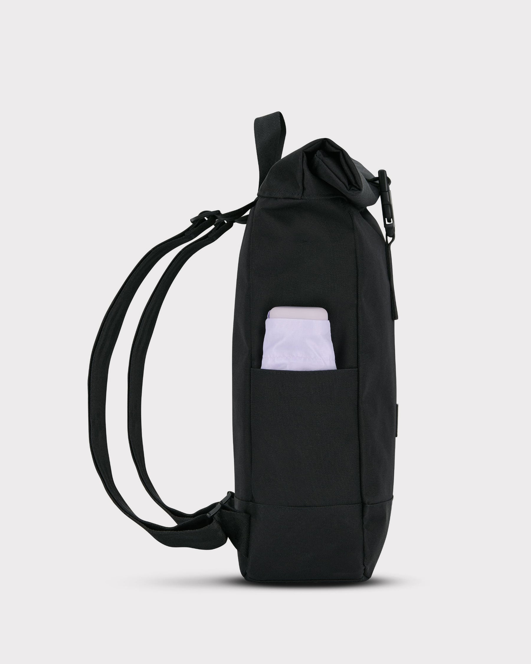 Schwarzer Rolltop Rucksack ‚Robin Small‘ von Johnny Urban mit seitlicher Tasche und weißem Inhalt