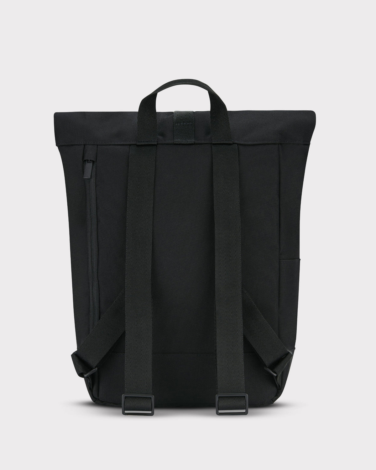 Schwarzer Rolltop Rucksack 'Robin Small' von Johnny Urban, Rückseite mit zwei verstellbaren Schultergurten und Trageschlaufe