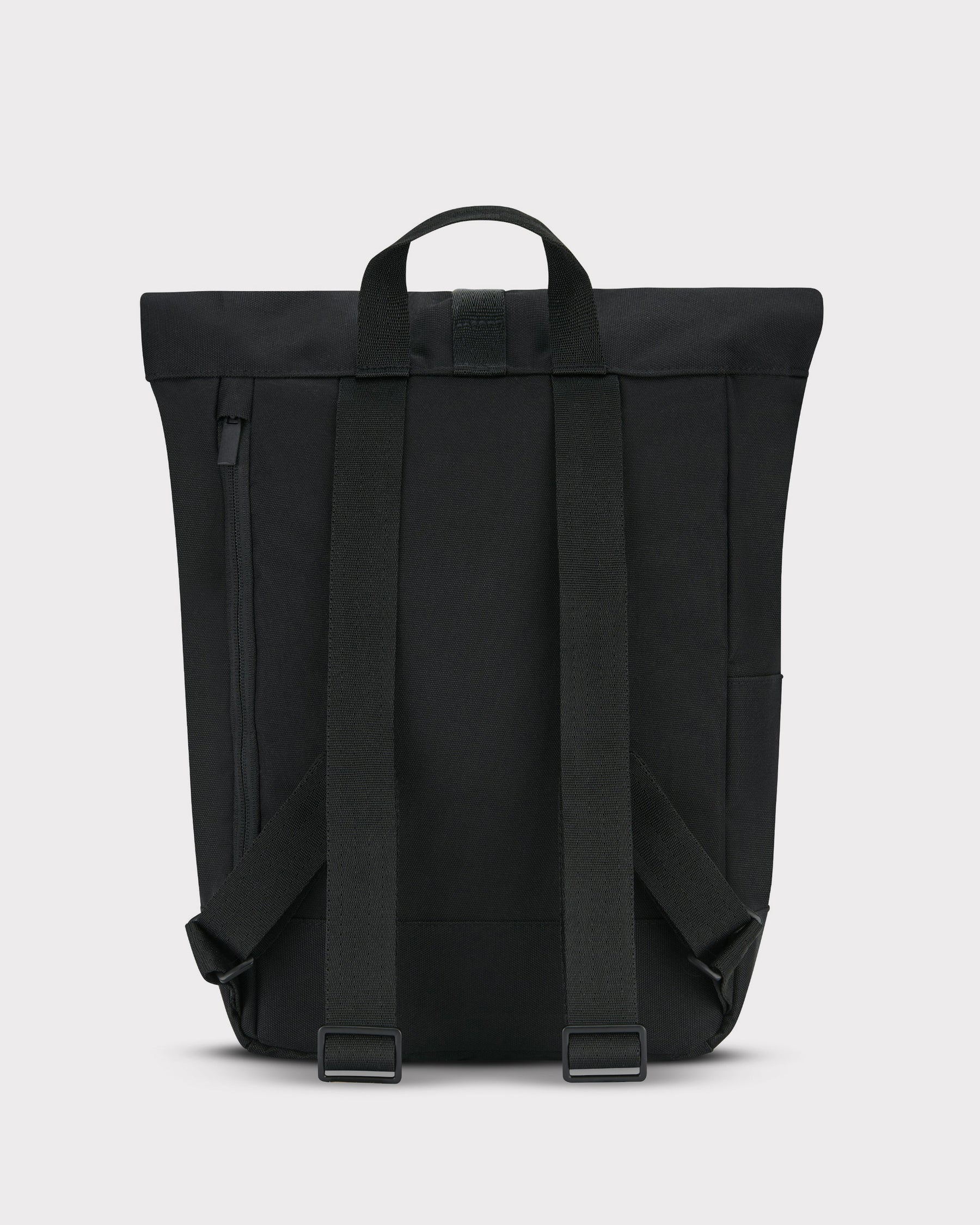 Schwarzer Rolltop Rucksack 'Robin Small' von Johnny Urban, Rückseite mit zwei verstellbaren Schultergurten und Trageschlaufe