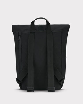 Schwarzer Rolltop Rucksack 'Robin Small' von Johnny Urban, Rückseite mit zwei verstellbaren Schultergurten und Trageschlaufe