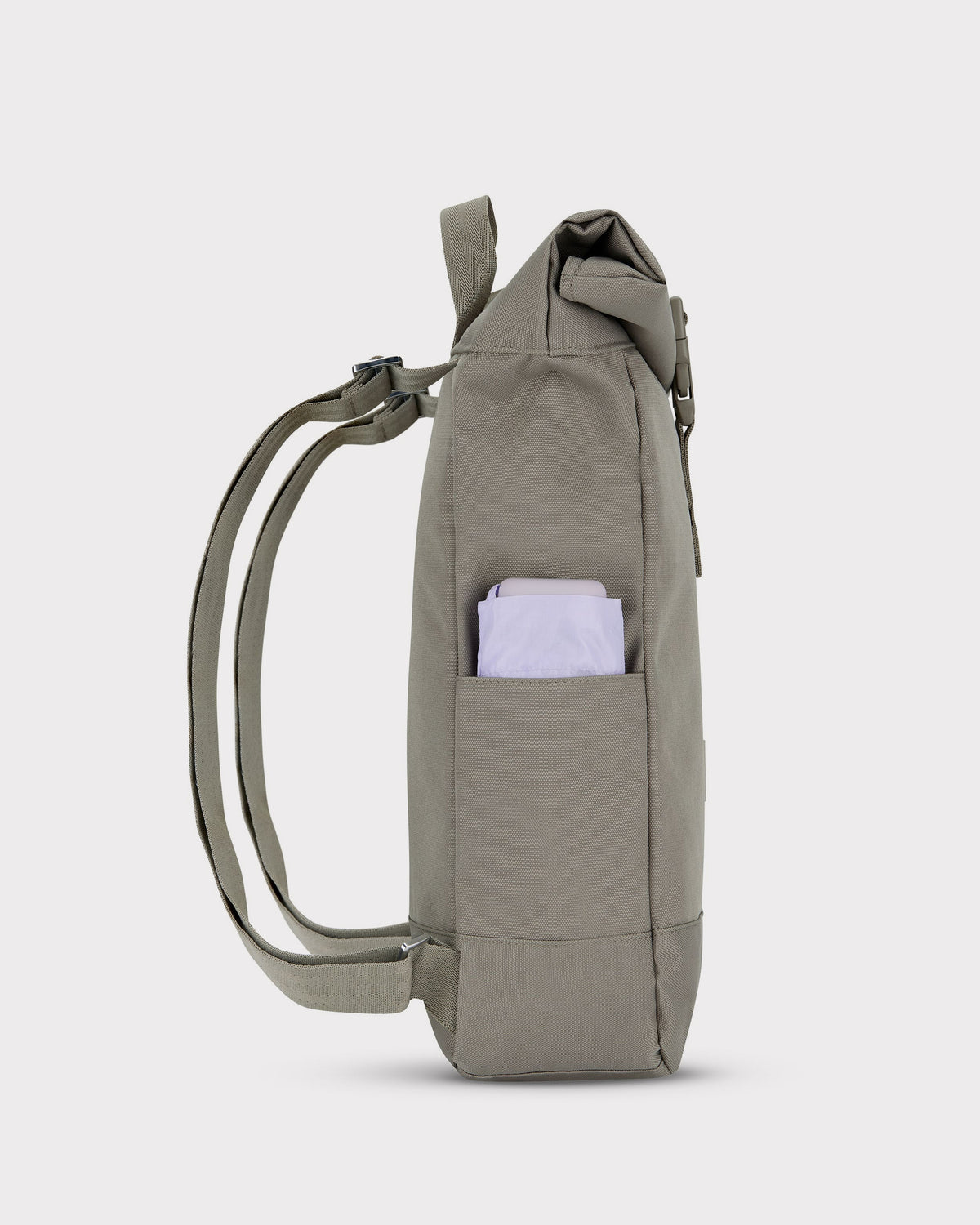 Rolltop Rucksack Robin Small von Johnny Urban, braun, mit seitlicher Tasche und verstellbaren Schultergurten