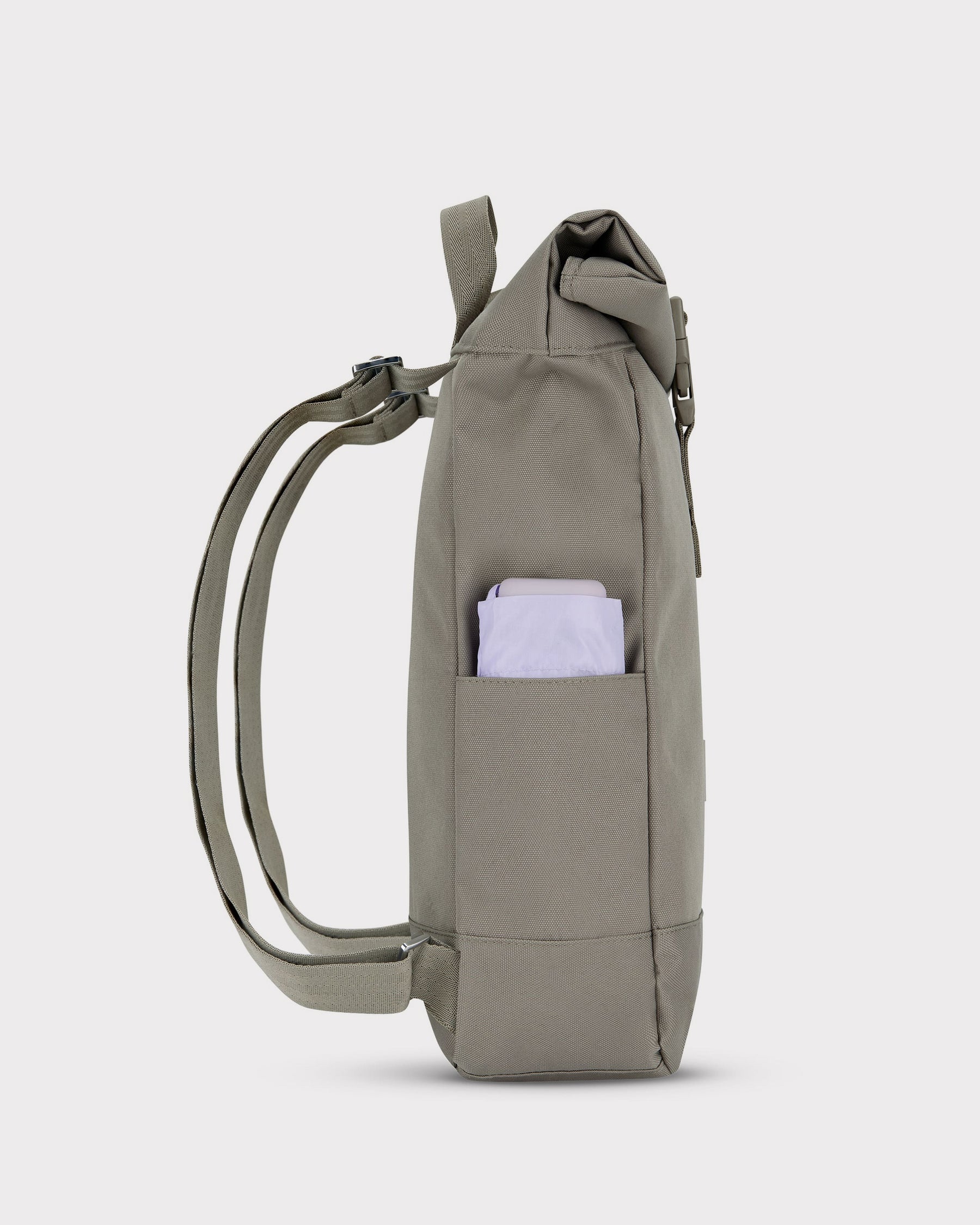 Rolltop Rucksack Robin Small von Johnny Urban, braun, mit seitlicher Tasche und verstellbaren Schultergurten